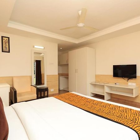 Hotel Broadway Near Delhi Airport Yeni Delhi Dış mekan fotoğraf